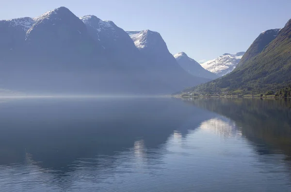 Путешествие по Норвегии вдоль фьордов с красивыми отражениями — стоковое фото