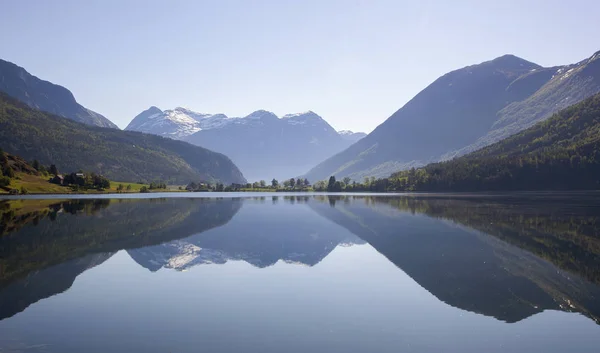 Reser Norge längs fjordarna med vackra reflektioner — Stockfoto