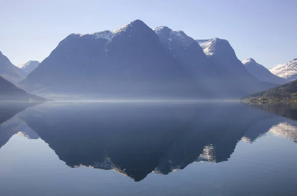 Reser Norge längs fjordarna med vackra reflektioner — Stockfoto