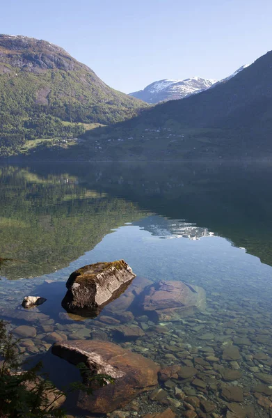 Reser Norge längs fjordarna med vackra reflektioner — Stockfoto