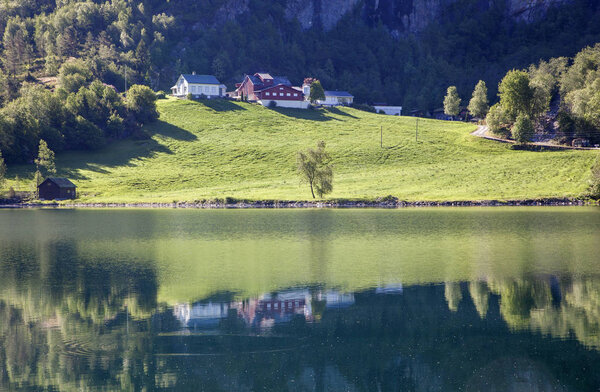 Путешествие по Норвегии вдоль фьордов с красивыми отражениями
