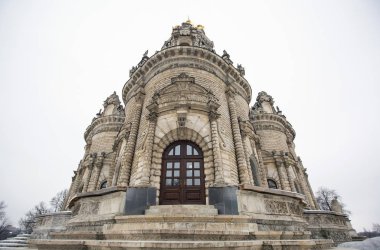 Kutsal Bakire Meryem 'in İşareti Kilisesi D' nin malikanesinde.