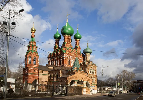 2020年2月19日在莫斯科奥斯坦基诺的圣三位一体教堂散步 — 图库照片