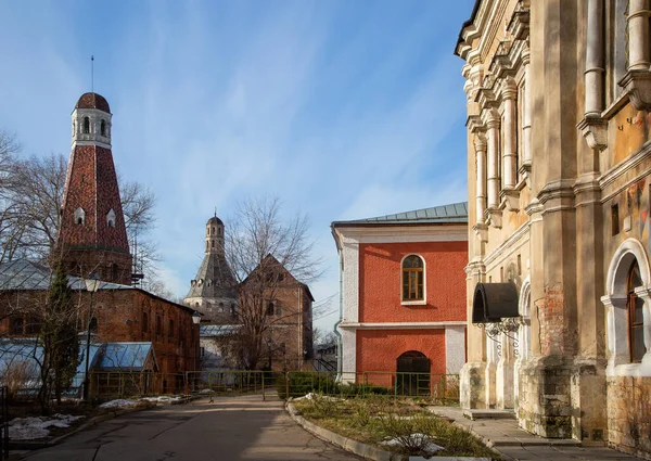 2020年2月20日モスクワのシモノフ修道院を歩く — ストック写真