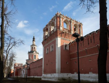 Moskova 'daki Donskoy Manastırı' nın duvarları, kuleleri ve çan kulesi.