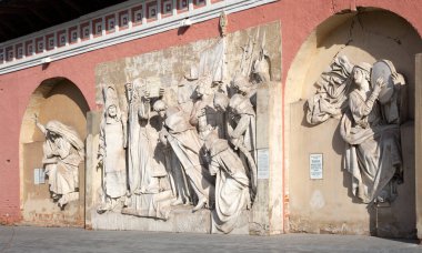 Moskova 'daki Donskoy Manastırı' ndaki Kurtarıcı İsa 'nın yıkılan katedralinden heykel parçaları.