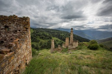 Yazın Ingushetia 'daki tarihi kule kompleksleri
