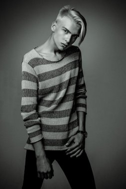 Yakışıklı Sarışın Adam.