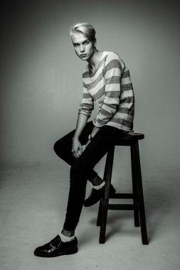 Yakışıklı Sarışın Adam.