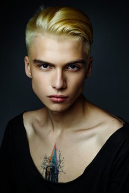 Yakışıklı Sarışın Adam.