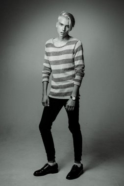 Yakışıklı Sarışın Adam.