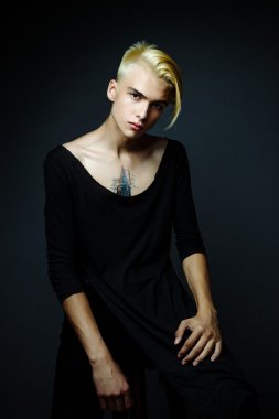 Yakışıklı Sarışın Adam.