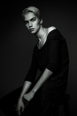 Yakışıklı Sarışın Adam.