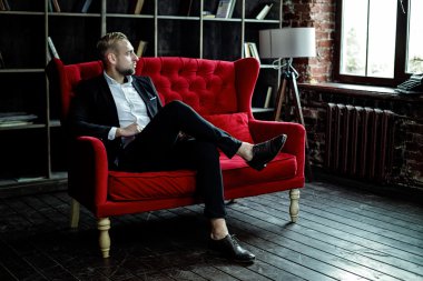 Yakışıklı sakallı adam.