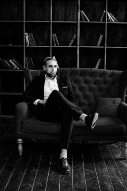 Yakışıklı sakallı adam.