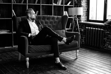 Yakışıklı sakallı adam.