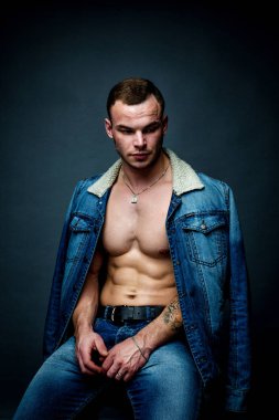 yakışıklı güçlü adam