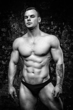 yakışıklı güçlü adam