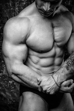 yakışıklı güçlü adam