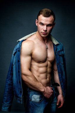 yakışıklı güçlü adam