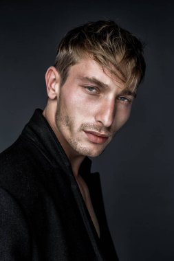 Yakışıklı genç adam.