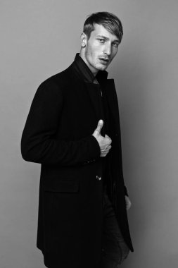 Yakışıklı genç adam.