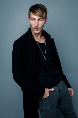 Yakışıklı genç adam.