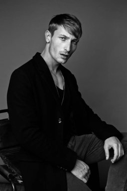 Yakışıklı genç adam.