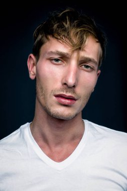 Yakışıklı genç adam.