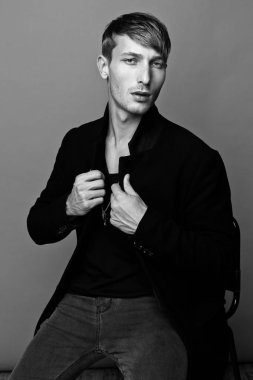 Yakışıklı genç adam.