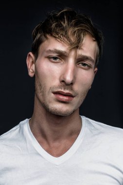 Yakışıklı genç adam.