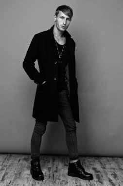 Yakışıklı genç adam.