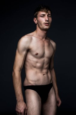 Yakışıklı genç adam.