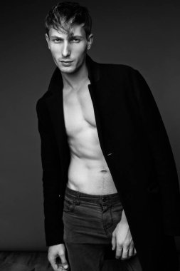 Yakışıklı genç adam.