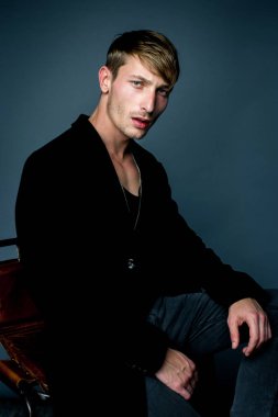 Yakışıklı genç adam.