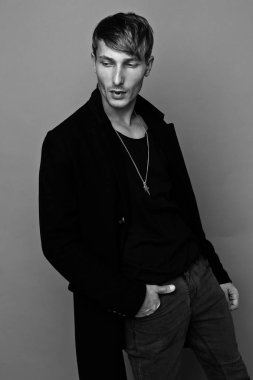 Yakışıklı genç adam.