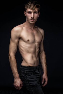 Yakışıklı genç adam.