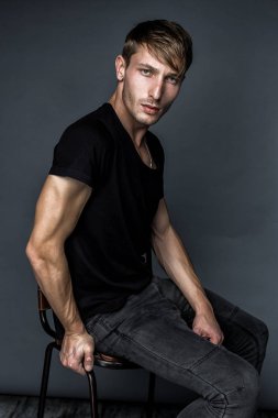 Yakışıklı genç adam.
