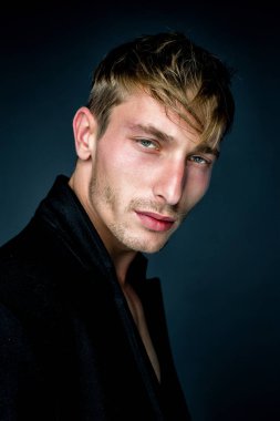 Yakışıklı genç adam.