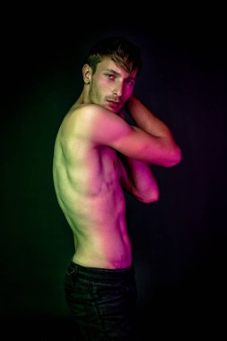 Yakışıklı genç adam.