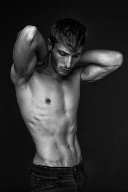 Yakışıklı genç adam.