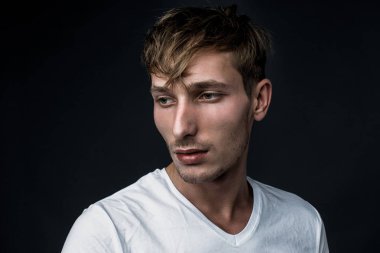 Yakışıklı genç adam.