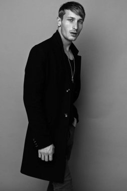 Yakışıklı genç adam.