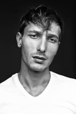 Yakışıklı genç adam.