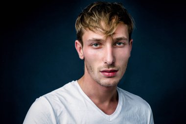 Yakışıklı genç adam.