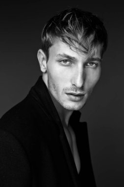 Yakışıklı genç adam.