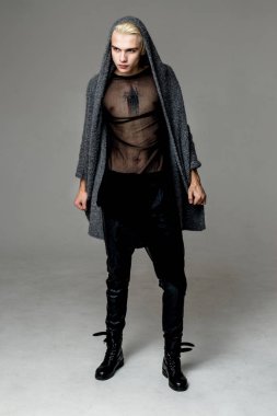 Yakışıklı Sarışın Adam.