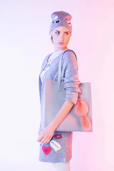 Молодая женщина со стильной сумкой — стоковое фото