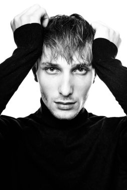 Yakışıklı genç adam.