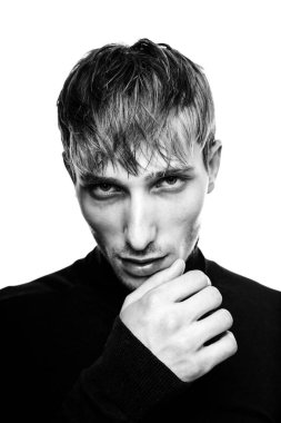 Yakışıklı genç adam.